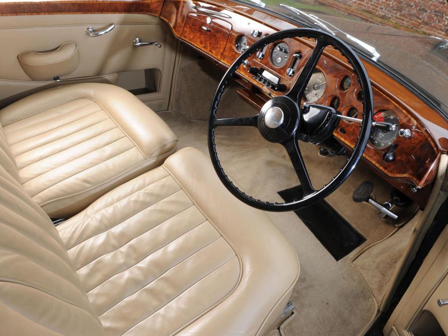 Интерьер Bentley Turbo R 1989 года  (фото 2 из 12)